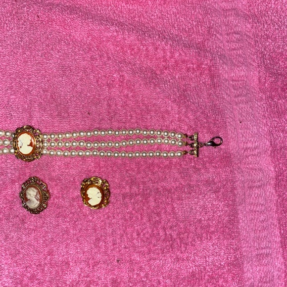 Vintage cameo chicer with earrings and broach - Picture 2 of 5